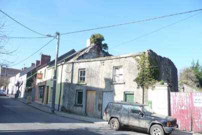 East Gate, Showing Wall at rear of building facade on Burke Street